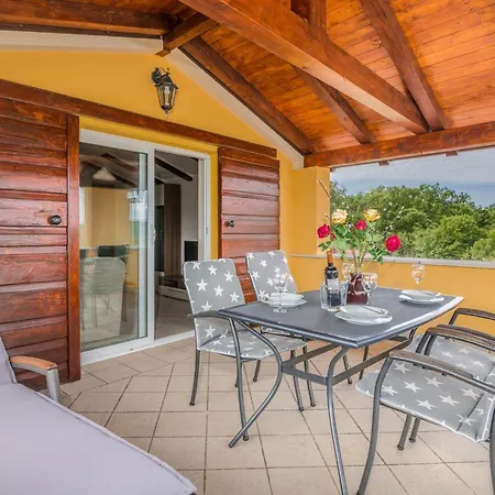 아파트 In Mit Grosser Terrasse By Interhome 솔린