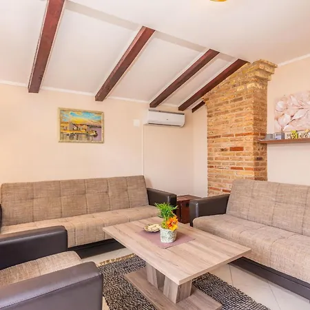 아파트 In Mit Grosser Terrasse By Interhome *
