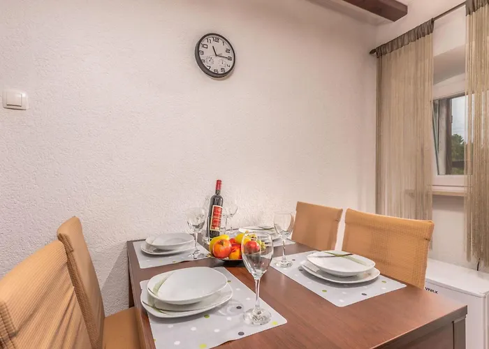 In Mit Grosser Terrasse By Interhome 아파트